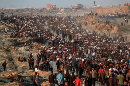 Mass of people carrying sacks of flour