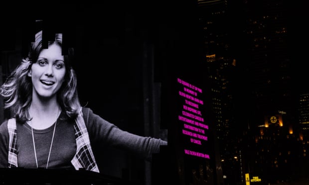 Юнион-сквер в Мельбурне подсветили розовым светом в честь австралийской певицы и актрисы британского происхождения Оливии Ньютон-Джон.