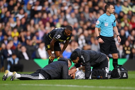 Robin Koch reçoit des soins médicaux après une collision avec Ashley Young.