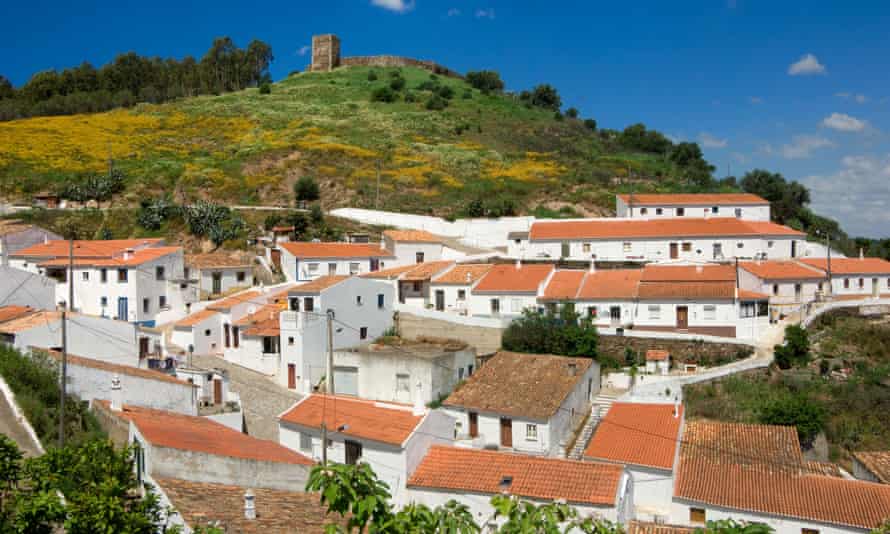 Aljesur, a cidade e o forte mouro estão em ruínas