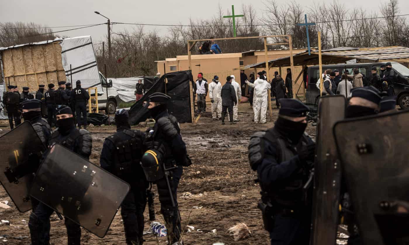 Police and 'militias' attacking refugees at Calais, says charity