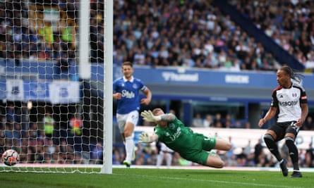 Bobby De Cordova-Reid’s close-range shot beats Jordan Pickford