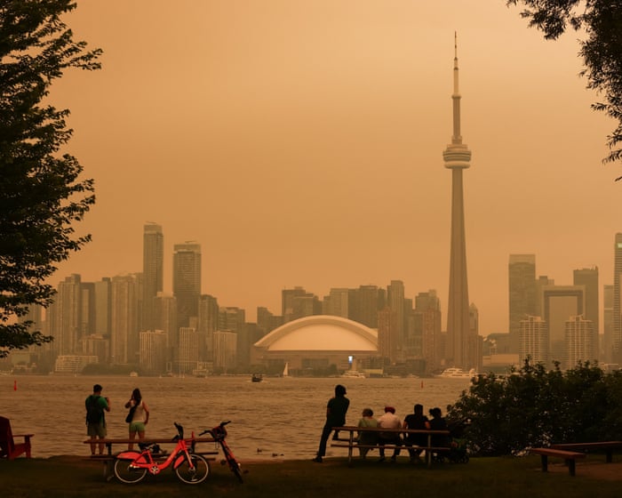 Wildfire smoke engulfs Toronto as unhealthy air reaches New York - video