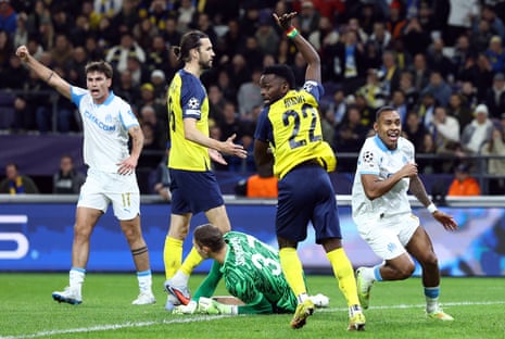 Igor Paixao taps in for the Marseille equaliser.