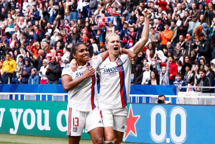 Catarina Macario i Ada Hegerberg świętują bramkę przeciwko Paris Saint-Germain.