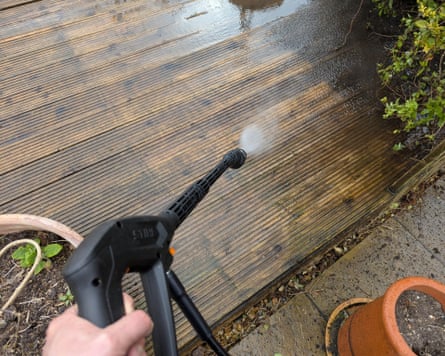 Stihl Rea 60 cordless pressure washer cleaning a deck