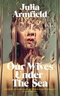 Couverture du livre Our Wives Under the Sea avec une femme derrière une vitre avec de l'eau qui coule