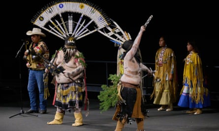 Performance lors d'une soirée avec Sacheen Littlefeather, à Los Angeles, septembre 2022.