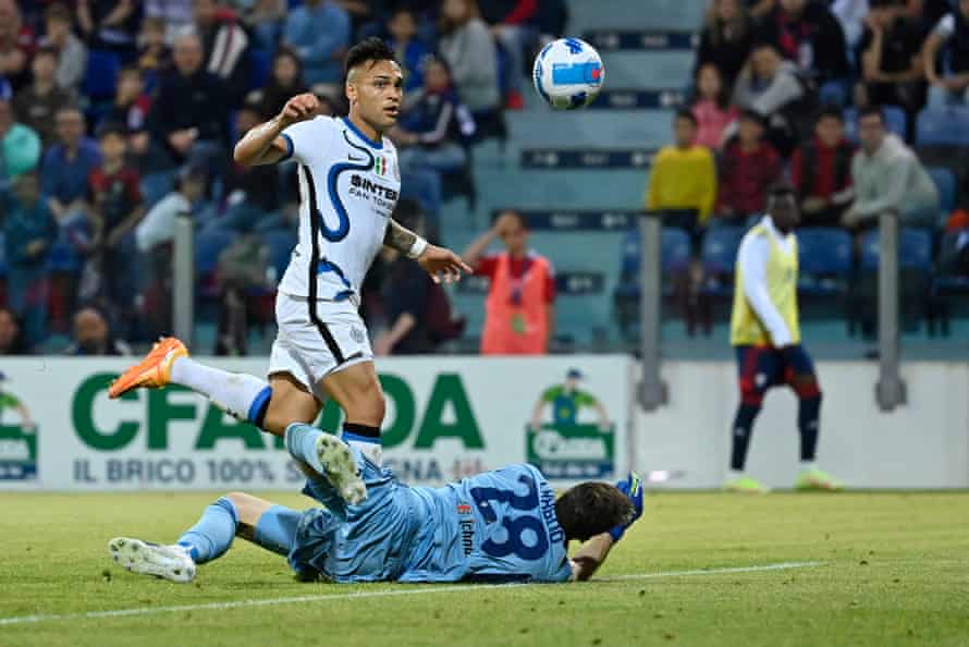 Inter's Argentinian striker Lautaro Martínez scores his side's third goal in the 3-1 win over Cagliari.