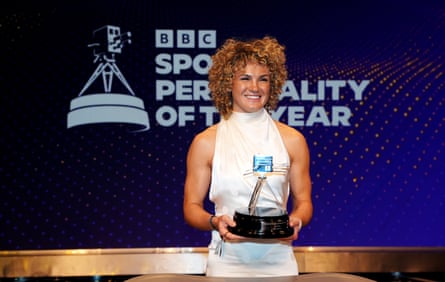 Ellie Kildunne holder her prize at the Sports Personality of the Year awards in 2025