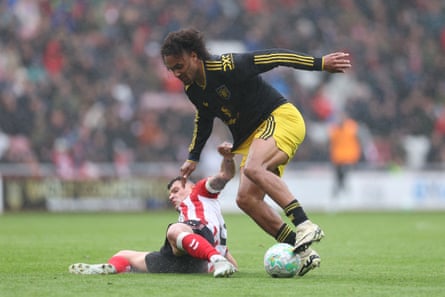 Joshua Zirkzee holds off Granit Xhaka’s challenge.