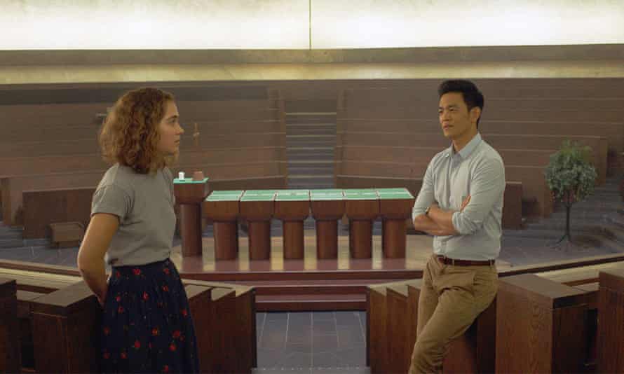 Halle Lou Richardson y John Cho en Colón