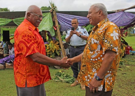 Sitiveni Rabuka (à gauche), le chef du premier coup d'État des Fidji en 1987 et plus tard Premier ministre, avec l'actuel Premier ministre, Frank Bainimarama, en 2018.