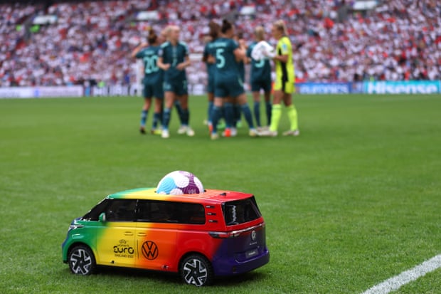The remote-controlled Volkswagen car delivers the match ball at Wembley.