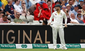 David Warner muestra a la multitud de Edgbaston sus bolsillos vacíos en una réplica afable a un cuartel de papel de lija en el día tres de la primera Prueba.