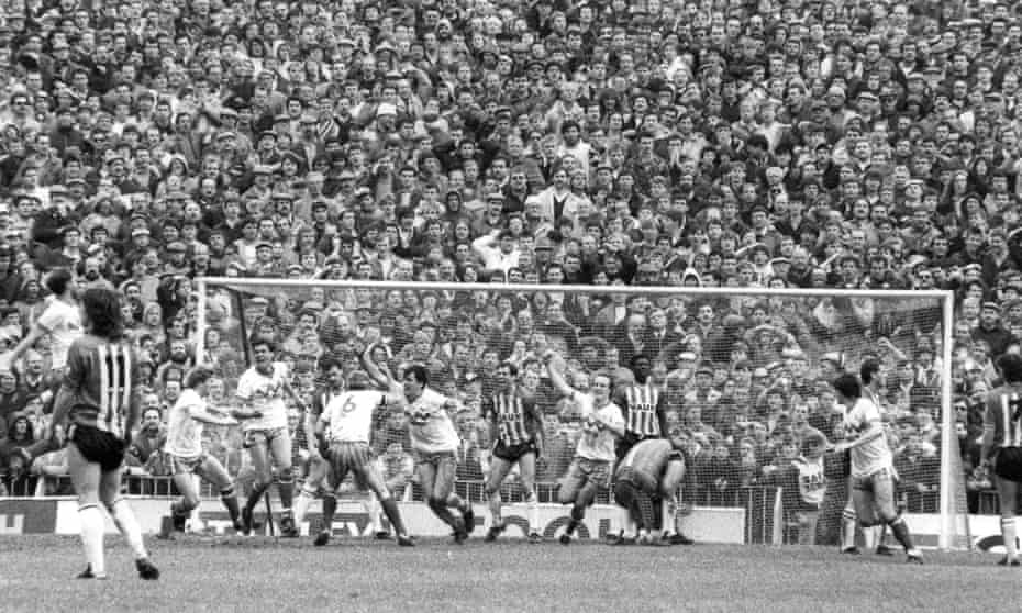 Tony Cascarino (centre) celebrates scoring Gillingham’s third goal in the 1987 play-off at Roker Park that relegated Sunderland to the old Third Division for the first time