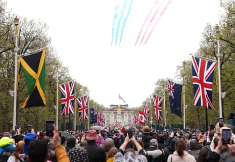 The Red Arrows fly over Buckingham Palace.