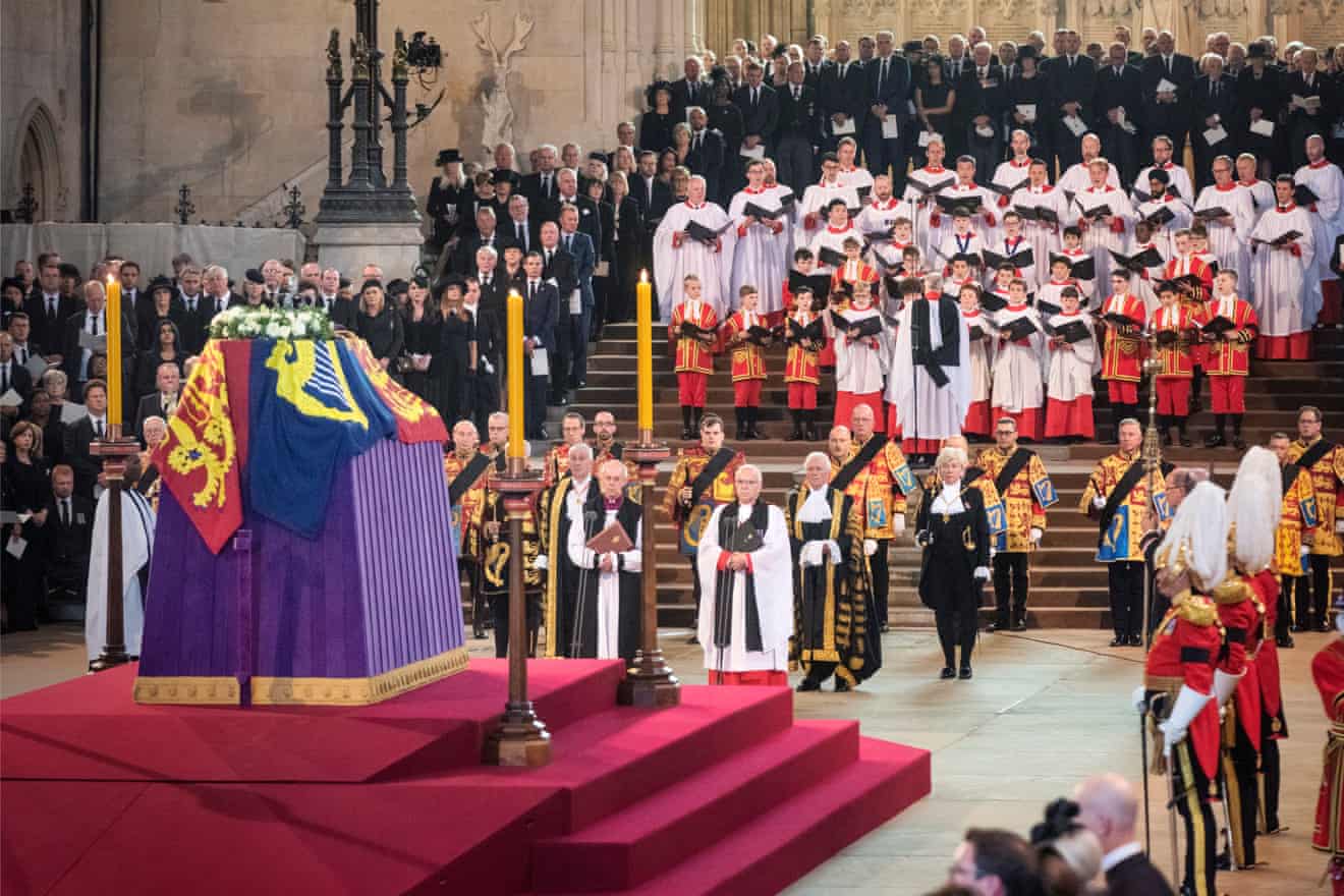 Sicriul care o poartă pe Regina Elisabeta a II-a se odihnește în Westminster Hall.