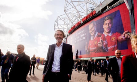 Sir Jim Ratcliffe di luar Old Trafford