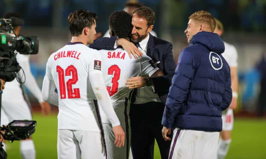 Gareth Southgate, ici en train de serrer Bukayo Saka dans ses bras, a déclaré que lui et les joueurs anglais 