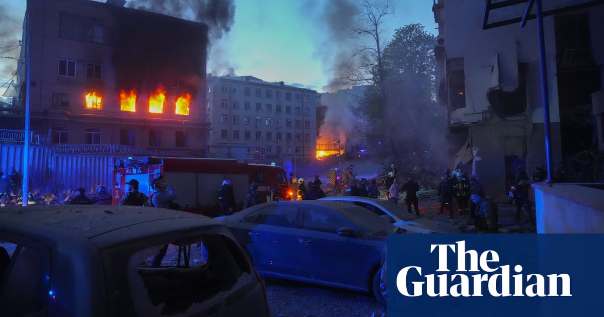 Russia bombs Kyiv as UN head visits – video report