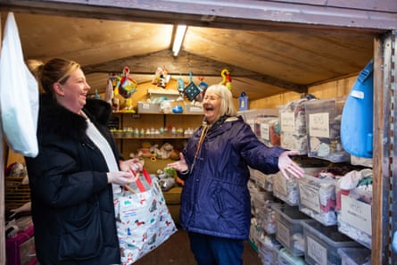 ديان كول، متطوعة، تساعد أحد العملاء في Ely Baby Bank