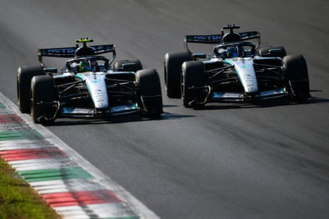 Kimi Antonelli e George Russell andam roda a roda.