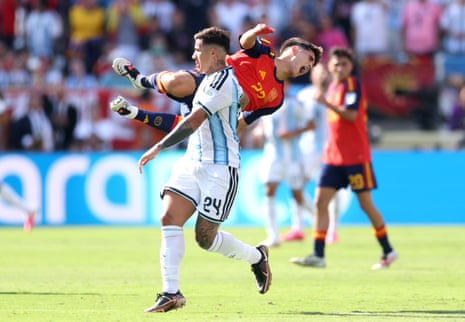 Enzo Fernandez is sent off.