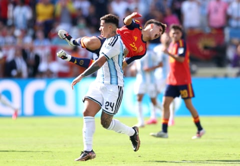 Enzo Fernandez is sent off.