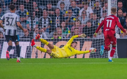 Ewen Jaouen dives