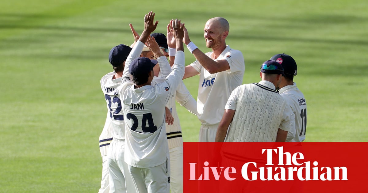 Warwickshire thrash Glamorgan and lay down gauntlet to rivals: county cricket, day two – as it happened