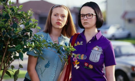 Scarlett Johansson and Thora Birch in Ghost World, a film made in the details.