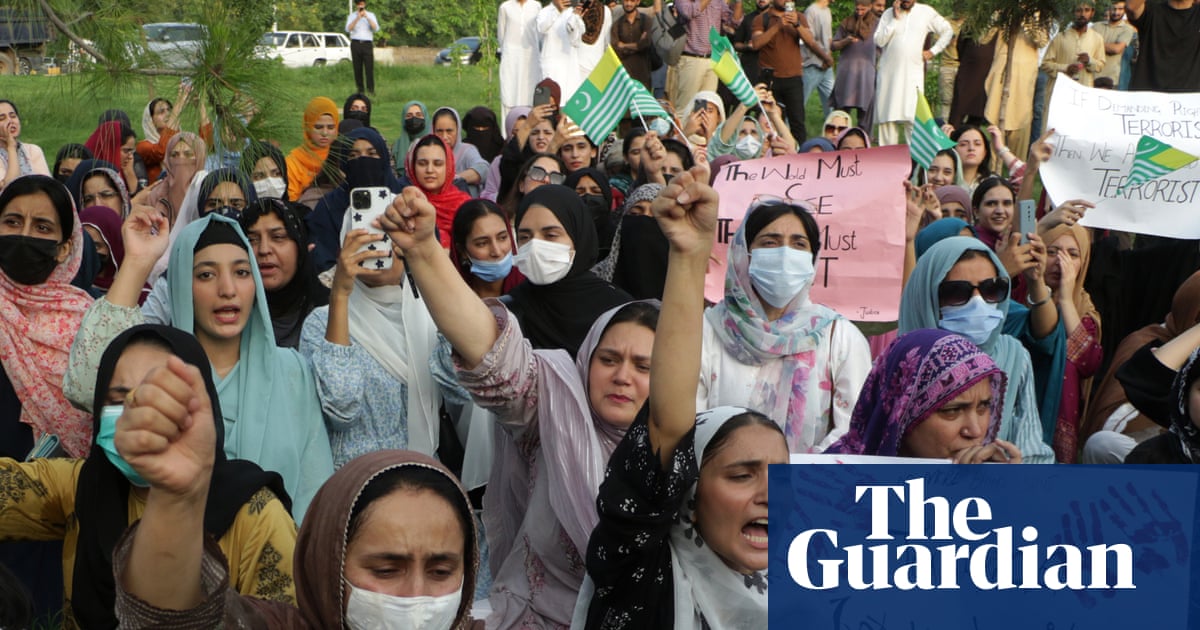 Pakistani authorities ban international media from reporting in most of country
