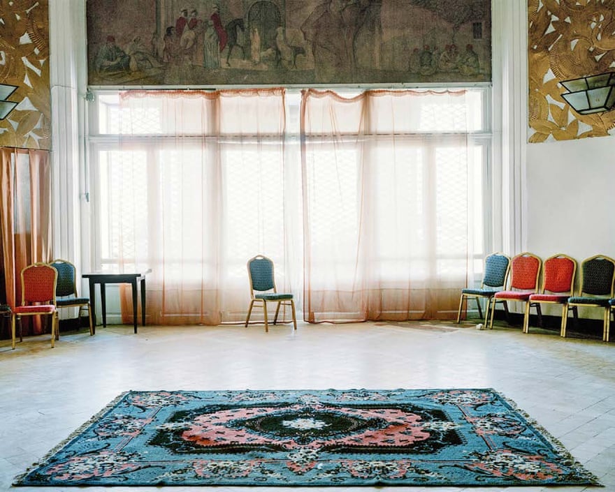 Hôtel El Safir, Ex-Aletti, Downtown Algiers, Residence of the Black Panther Party delegation during the Pan-African Festival of Algiers 1969, Fig. 1: Entrance to the old casino (2015), by Bouchra Khalili.