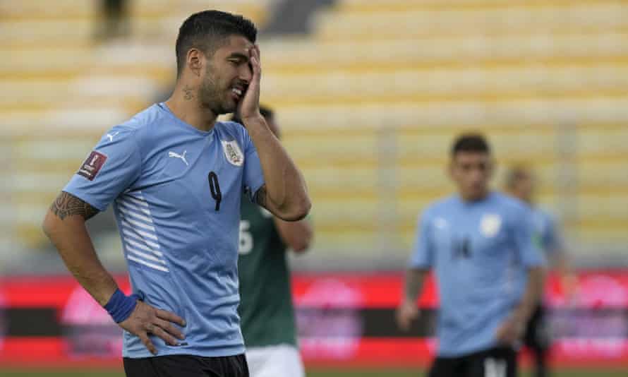 Frustración del uruguayo Luis Suárez durante la derrota en Bolivia.