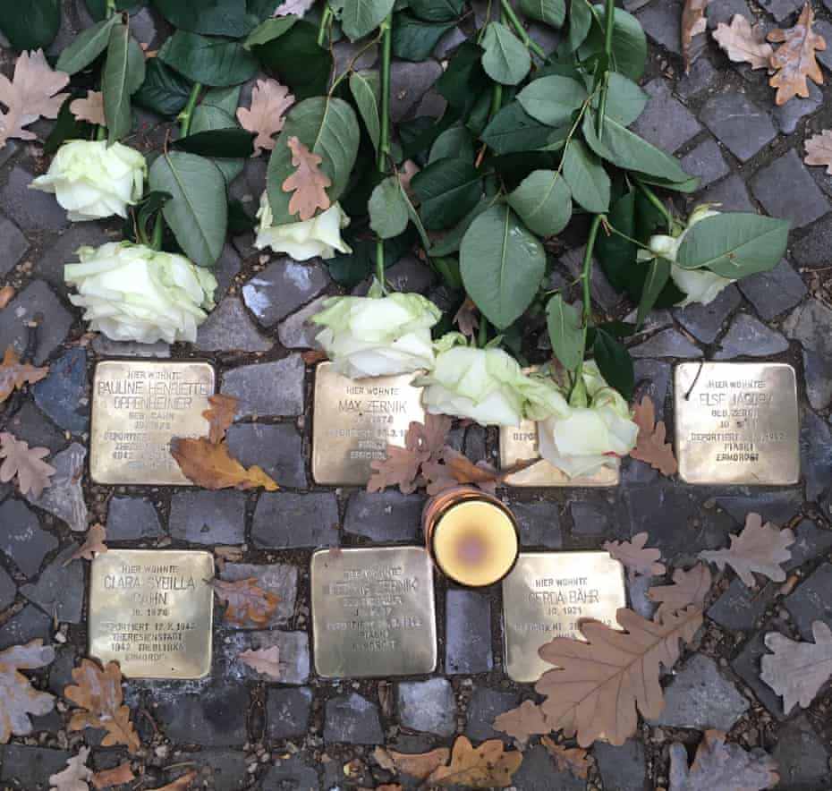Una espelma i roses posades en un joc de Stolpersteine a Berlín en una cerimònia commemorativa del 80è aniversari de la Kristallnacht.