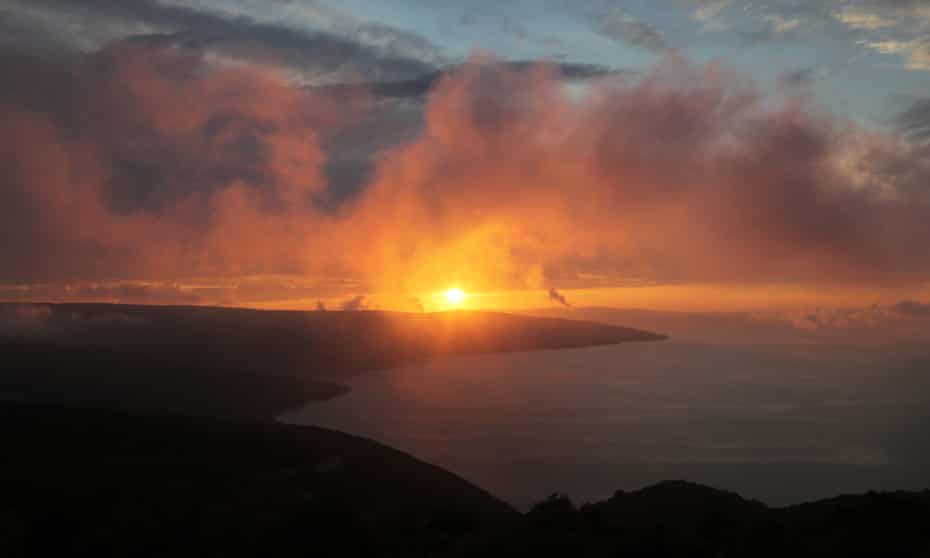 Les nuages ​​bas donnent un coucher de soleil inhabituel sur Valun sur l'île de Cres