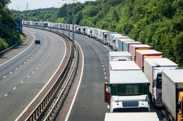 Camions stationnés sur l'autoroute M20 dans le cadre de l'opération StackLorries en file d'attente lorsque l'opération Stack est en place sur l'autoroute M20 dans le Kent