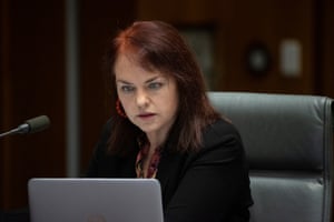 Senator Kimberley Kitching während der Anhörung des Ausschusses