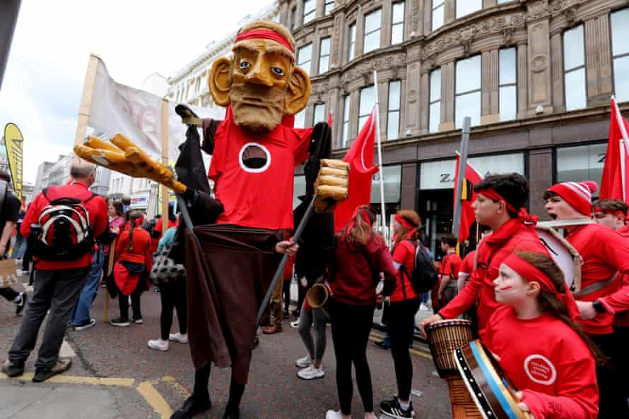 Activistas del idioma irlandés marchan en Belfast.