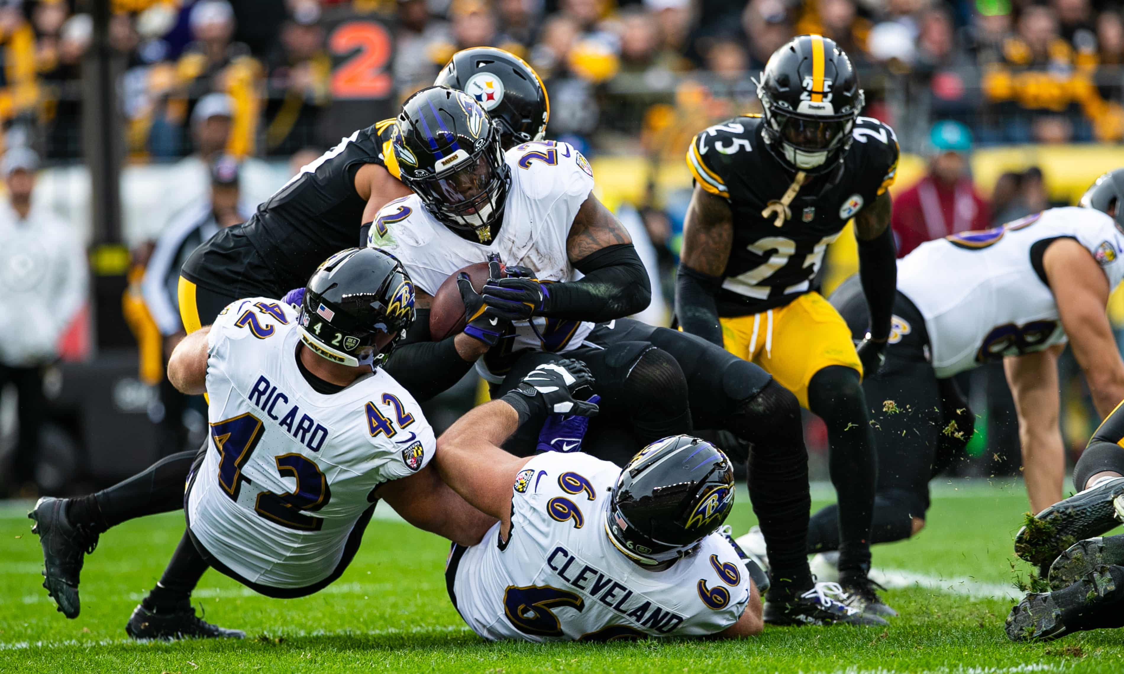 Chiefs suferă prima înfrângere în 337 de zile în fața Steelers și Ravens cu Mahomes și Allen în prim-plan | sursa foto: The Guardian Chiefs suferă prima înfrângere în 337 de zile în fața Steelers și Ravens cu Mahomes și Allen în prim-plan | sursa foto: The Guardian
