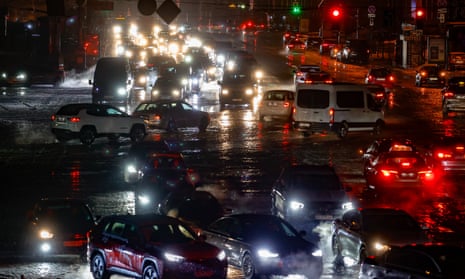 En Kyiv, los ciudadanos iluminaron la carretera con los faros de los vehículos durante un corte de energía después de los ataques.