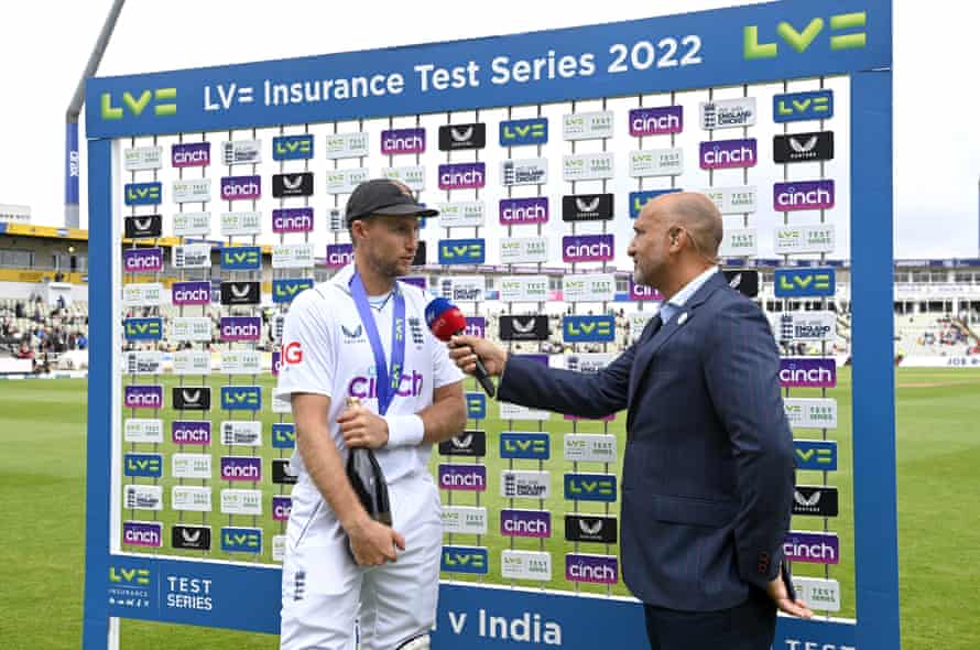 Seorang pria dari serial Joe Root mewawancarai Mark Butcher dari Sky Sports.