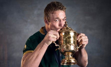 Du Toit poses with the Webb Ellis Cup.