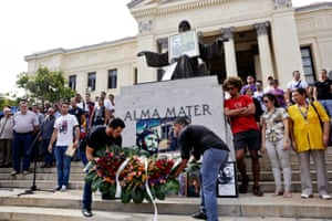 Cuban students lay floral tributes