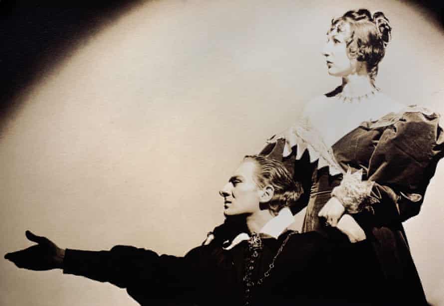 جان هیلگود در نقش هملت و جودیت اندرسون در نقش گرترود در آثار کلاسیک شکسپیر.  این تولید در اکتبر 1936 در تئاتر امپریال نیویورک آغاز به کار کرد