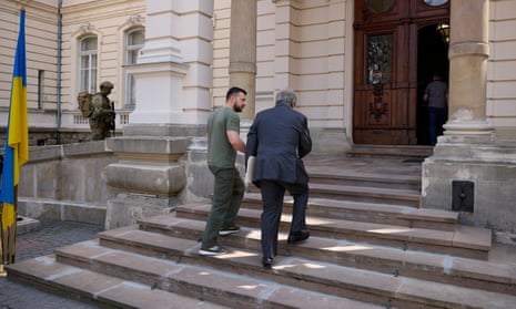 Volodymyr Zelenskiy and António Guterres climb stairs