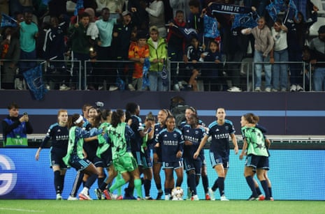 Η Maeline Mendy, οι συμπαίκτες της και οι οπαδοί της Paris FC μετά το πέναλτι της αποκαθιστούν την ισοτιμία.