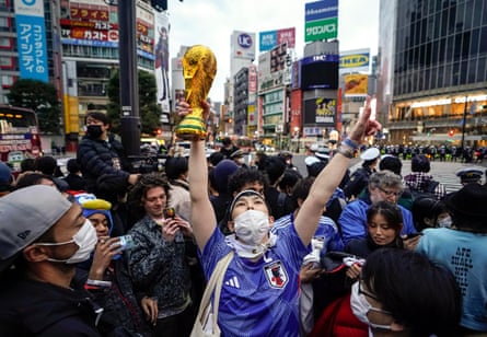 Les supporters japonais font la fête à Tokyo après le match.