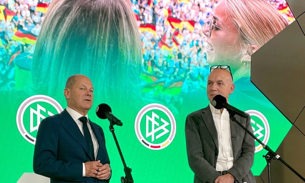 Las futbolistas merecen el mismo salario, dice la canciller alemana después de la Eurocopa 2 El canciller alemán Olaf Scholz habla en la sede de la DFB en Frankfurt el martes.
